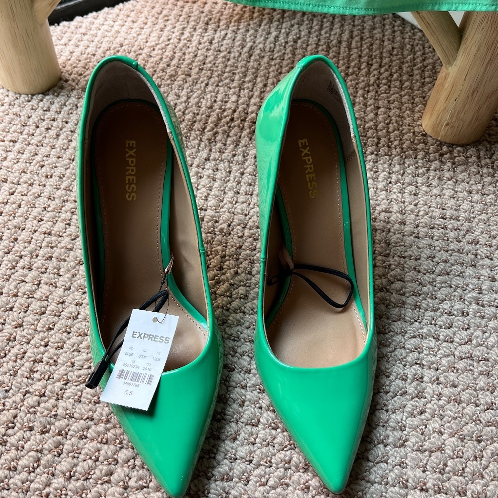 Express Pumps in Bright Kelly  (NWT)  size 6.5